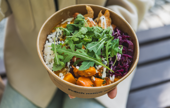 Čerstv&yacute; UGO sal&aacute;t se s&yacute;rem a z&aacute;livkou